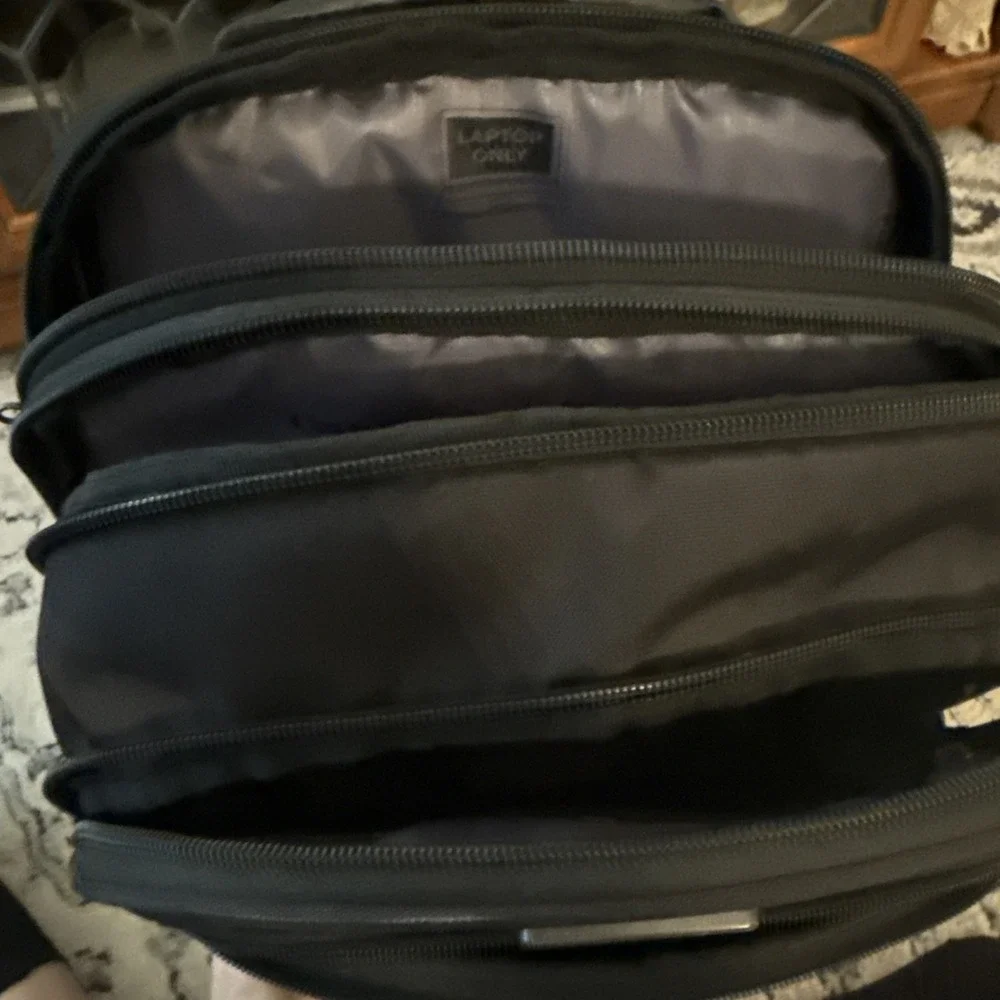 Targus Mobile-VIP Topload Shoulder Bag with Checkpoint-Friendly TSA Screening...